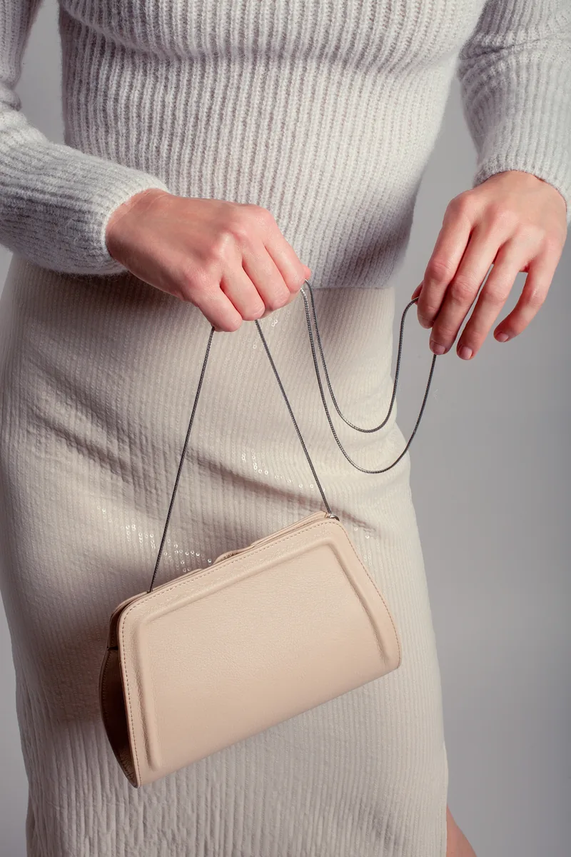 Gretchen Lyra Clutch mit eleganter Schulterkette