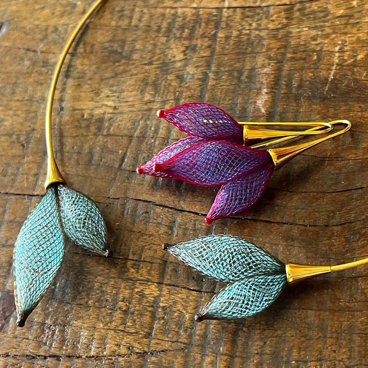 Gretchen Vlum Double Drop Necklace in Türkis und Vlum Ohrringe in Lila