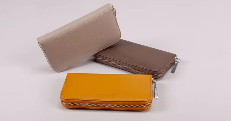 Gretchen Portemonnaies aus Leder in Taupe und Senfgelb