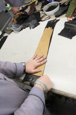 Handarbeit bei der Gretchen-Handschuhfertigung