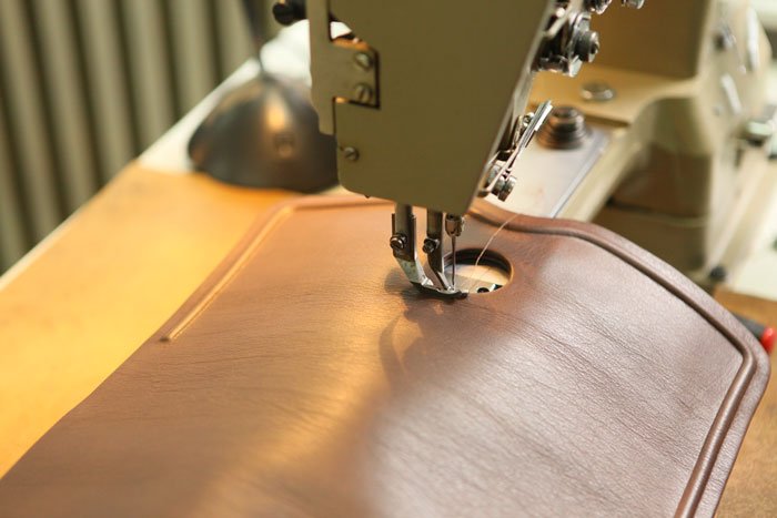 Eine Gretchen Lyra Tasche wird in einer europäischen Manufaktur von Hand genäht