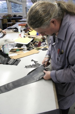 Handwerkliche Fertigung von Lederhandschuhen für Herren