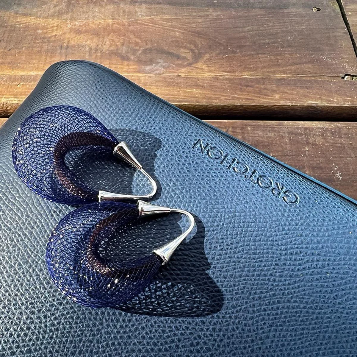 Gretchen Vlum Loop Earrings in Dunkelblau auf der Crocus Small Shoulderbag