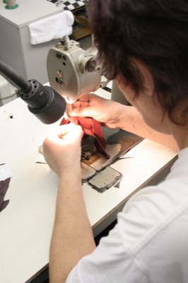 Nähen der Lederhandschuhe – präzise Verarbeitung