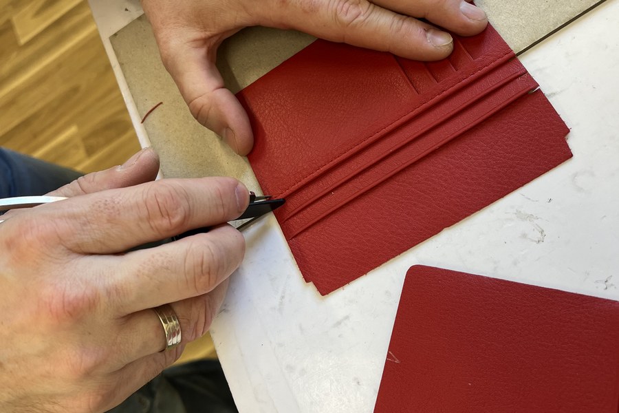 Gretchen Handytasche aus Leder – Handyumhängetasche mit Portemonnaie: das 2-in-1-Wunder mit Stil
