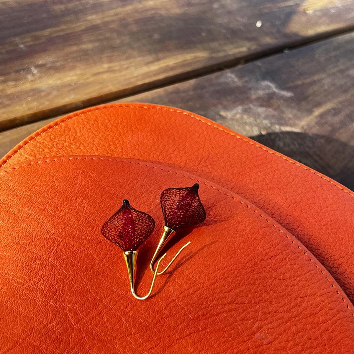 Gretchen Vlum Drop Earrings in Dunkelrot auf der Ebony Mini Loop Bag in Orange
