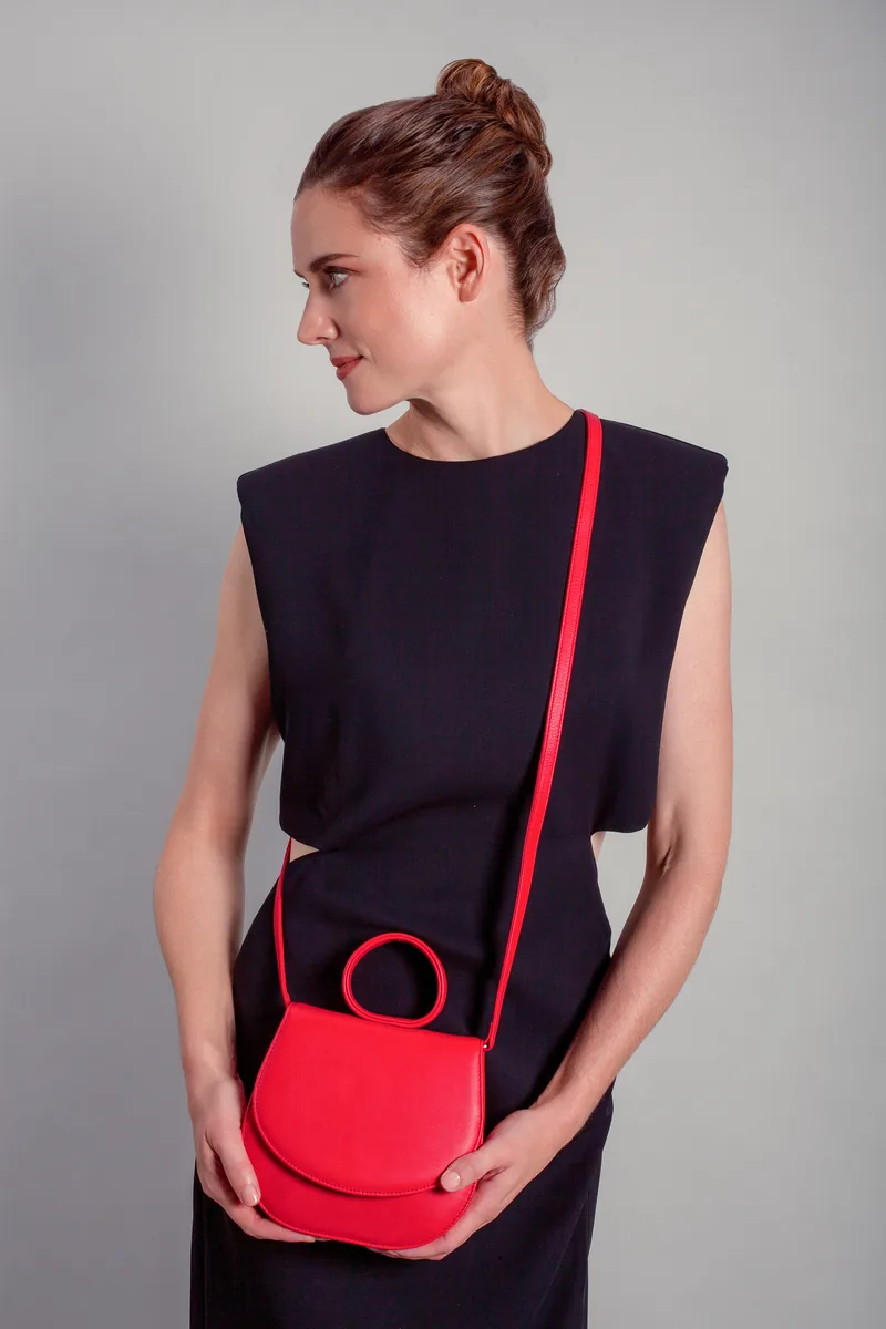 Schulterriemen aus italienischem Kalbsleder an der Gretchen Ebony Mini Loop Bag