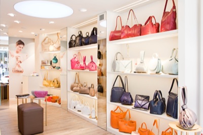 Designer-Handtaschen – stylische Farben in der Boutique