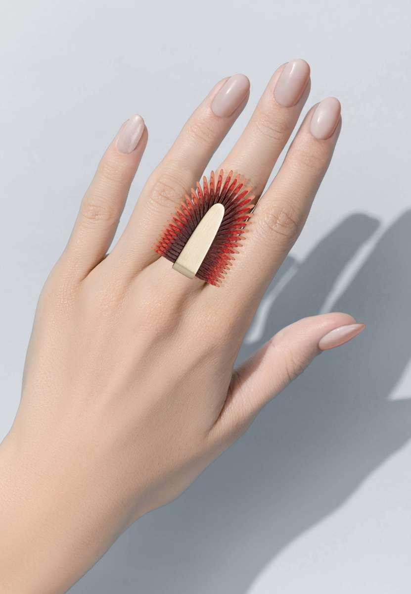 Gretchen Pam Pem Ring in Rot an der Hand getragen
